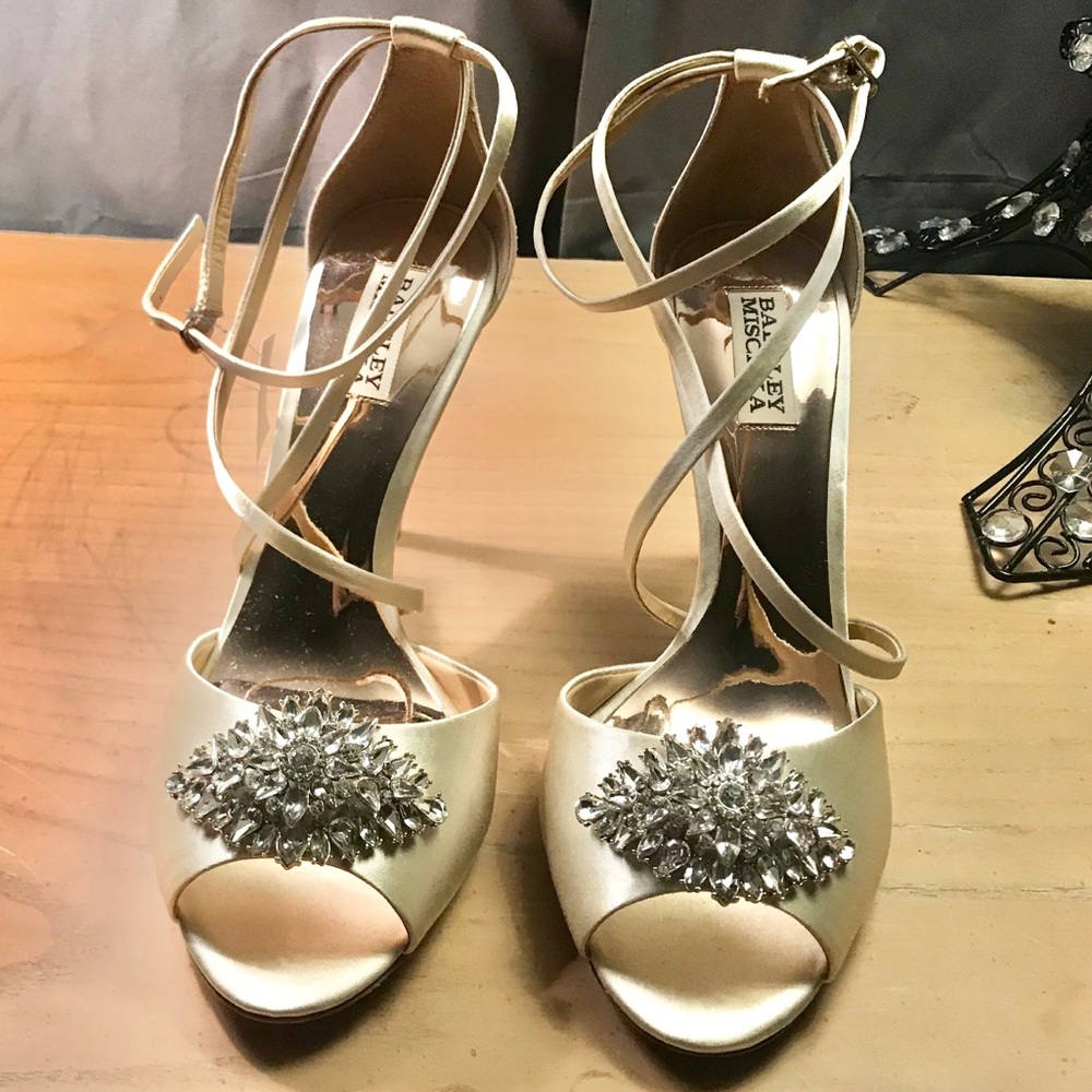 Brand new Badgley Mischka cream satin ankle straps